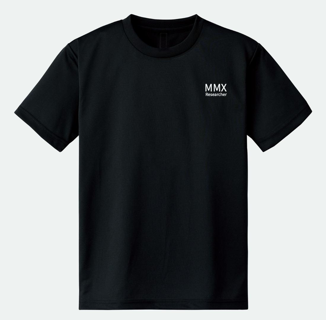 왼쪽 가슴에 MMX Researcher가 새겨진 검은색 연구단 티셔츠